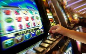 Pemain membuat keputusan call atau fold di meja Caribbean Stud Poker rog toto