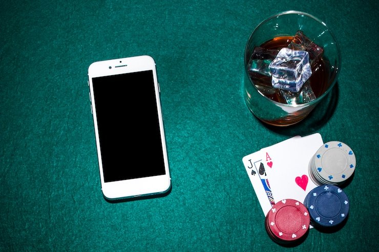 Tiga dadu merah dalam kerangka gelas, siap untuk hasil